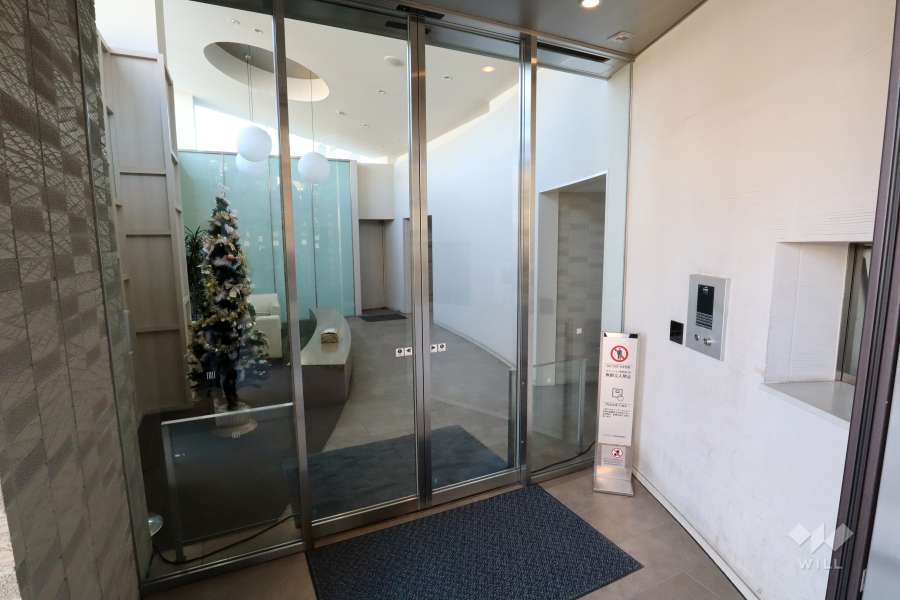 エントランスはオートロック付きです。