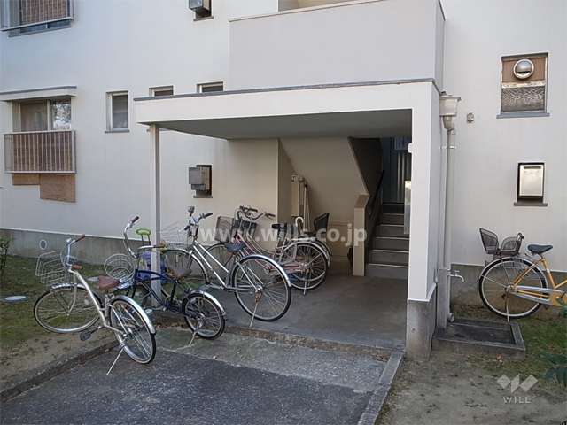 住戸入り口と共用ポスト