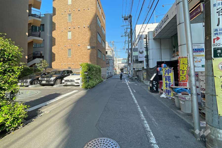 敷地北側の前面道路（東側から）
