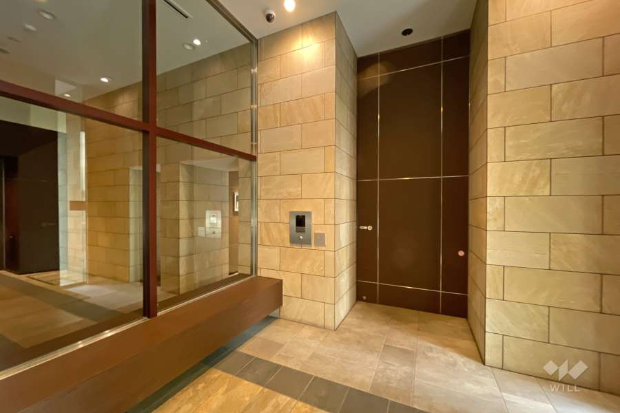 エントランスはオートロック付きです。