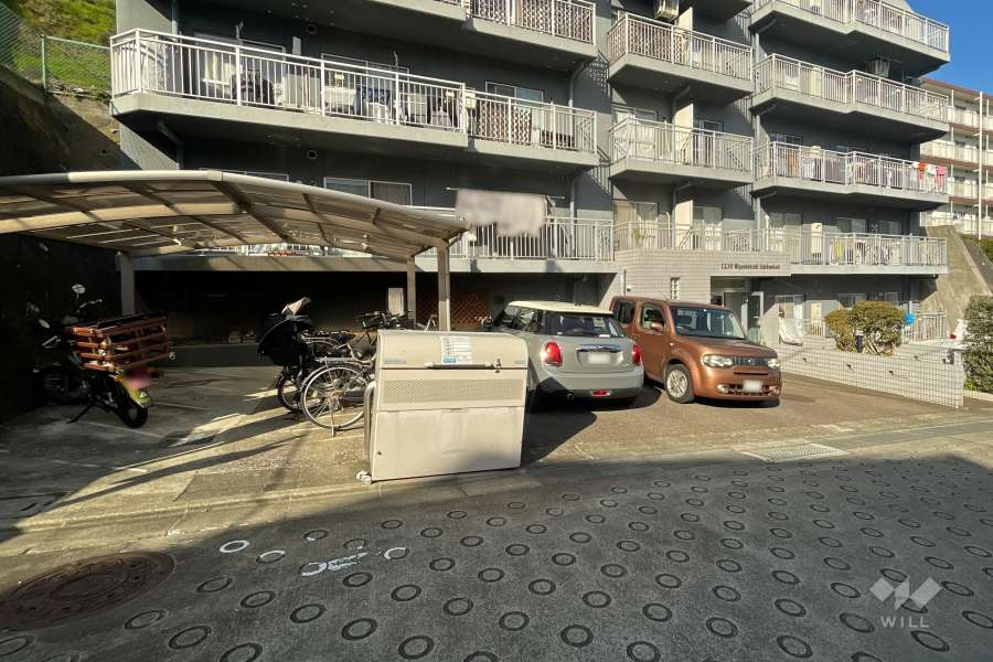 敷地内駐車場（屋外平面式）と駐輪場