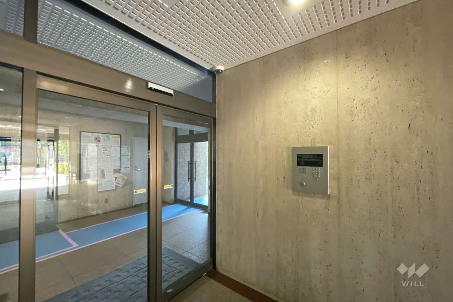 エントランスはオートロック付きです。　