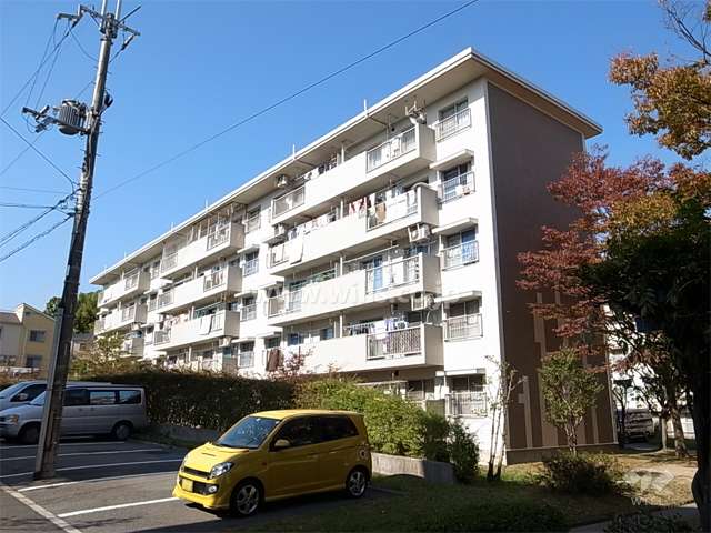 箕面粟生第２住宅19棟の外観（南東側から）