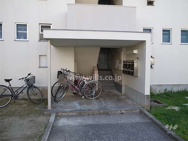 住戸入り口と共用ポスト