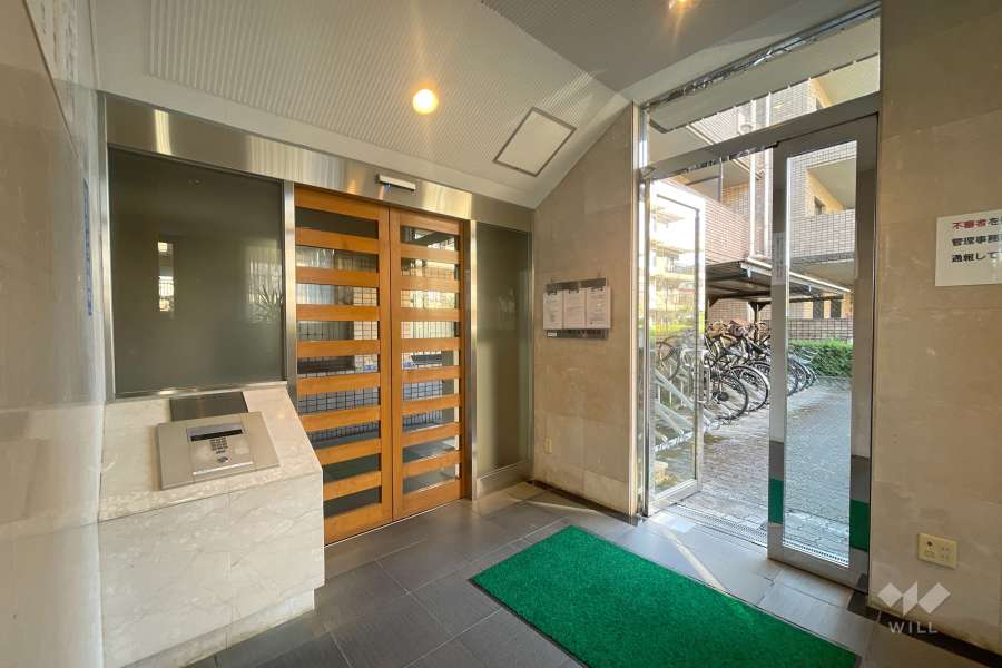 エントランスはオートロック付きです。