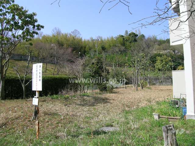箕面粟生第２住宅1棟の南側は緑地スペースになっています。