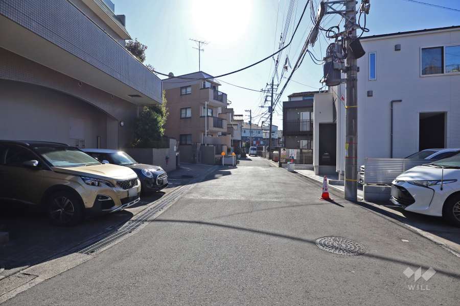 敷地西側の前面道路（北側から）