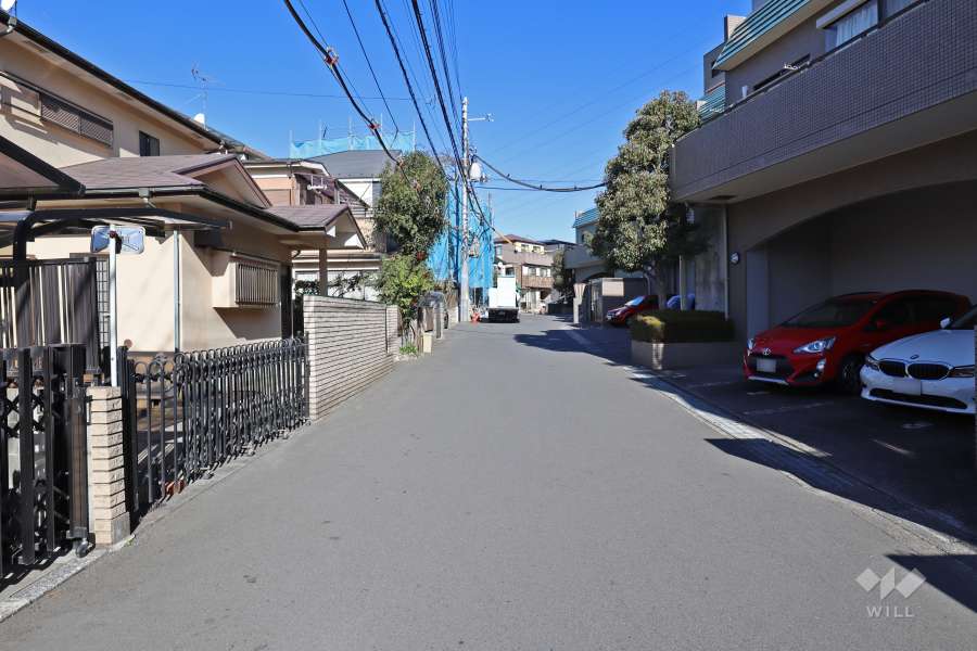 敷地西側の前面道路（南側から）