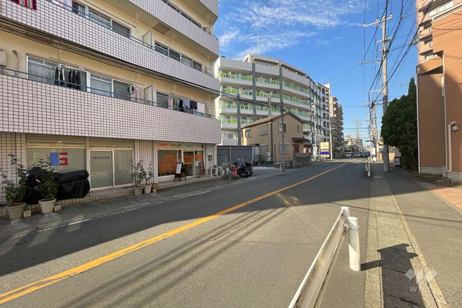 敷地北東側の前面道路（南東側から）