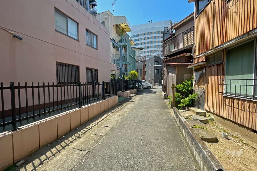 敷地北側の前面道路（東側から）