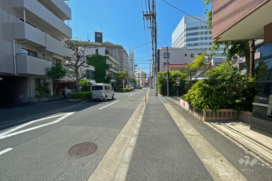 敷地南側の前面道路（東側から）