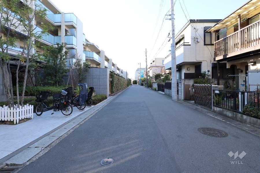 敷地北側の前面道路（東側から）