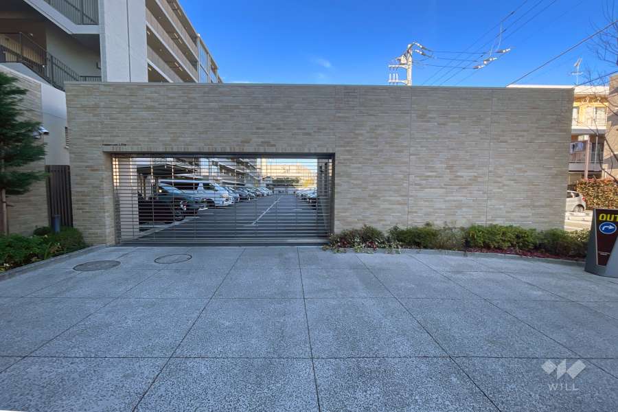 敷地内駐車場（屋外平面式）の出入り口（リングシャッター付き）