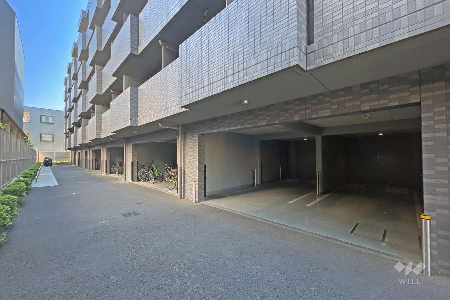 敷地内駐車場（屋内平面式）と駐輪場