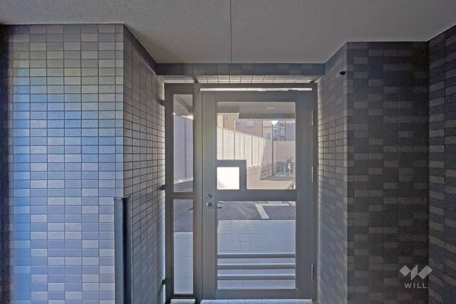 屋内に設けられた駐輪場の出入り口