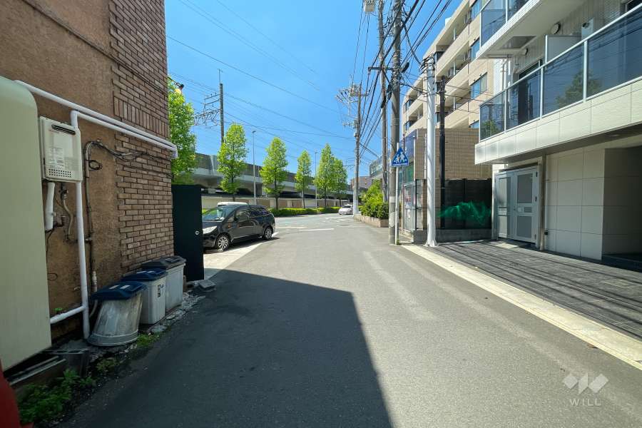 敷地南側の前面道路（東側から）