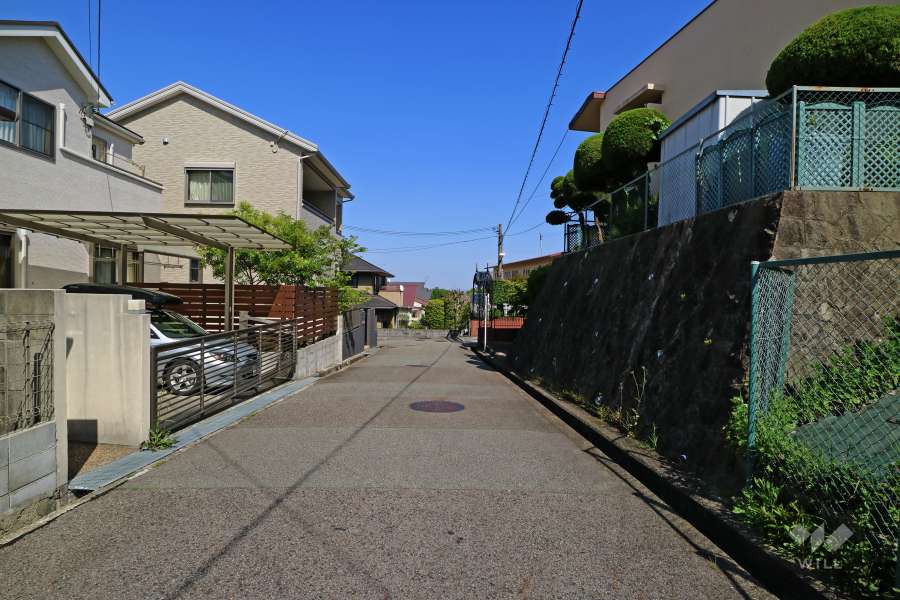 敷地北側の前面道路（西側から）
