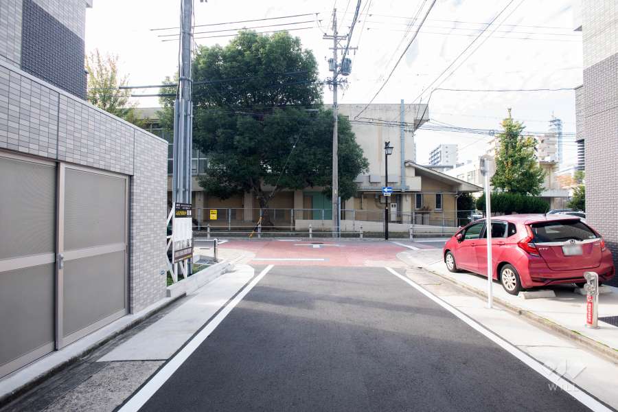 敷地南側の前面道路（東側から）