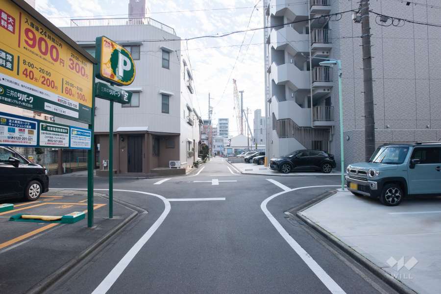 敷地東側の前面道路（北側から）