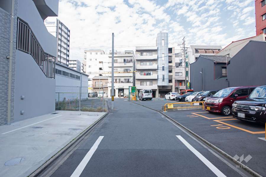 敷地東側の前面道路（南側から）