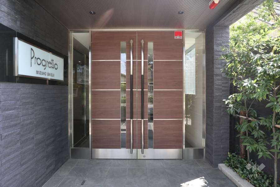 エントランスはオートロック付きです。