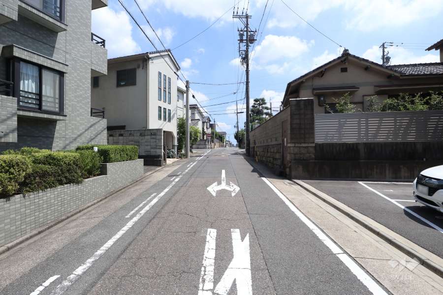 物件の東側前面道路（北側から）