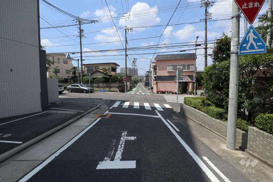 物件の東側前面道路（南側から）
