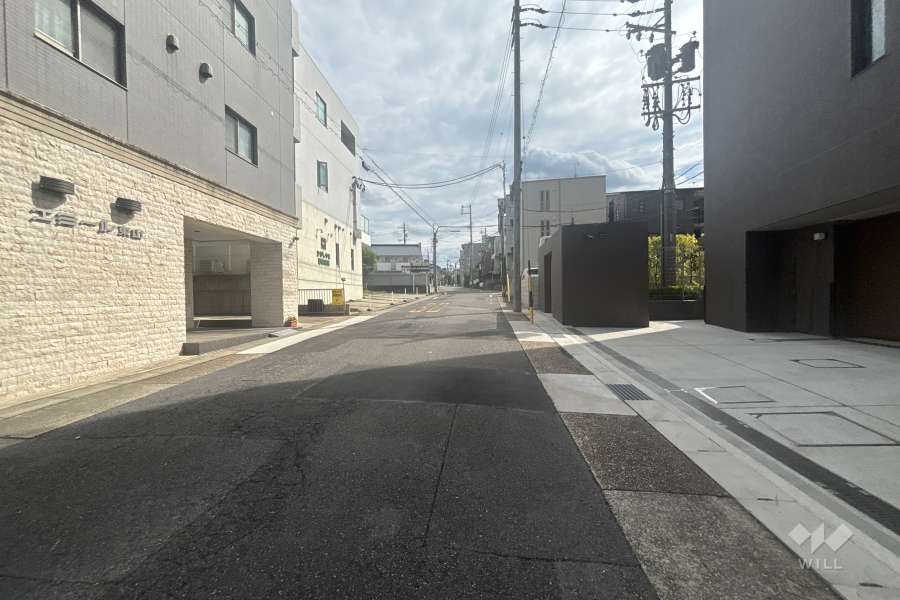 敷地東側の前面道路(北側から)