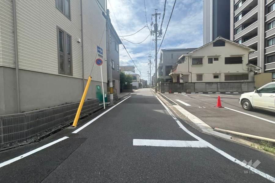 敷地南側の前面道路(東側から)