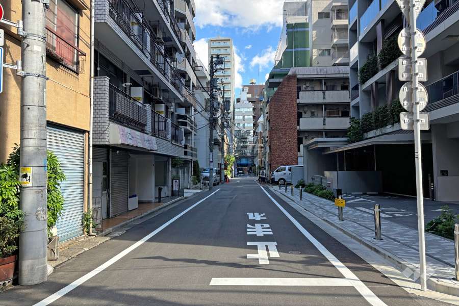 敷地北東側の前面道路（北西側から）