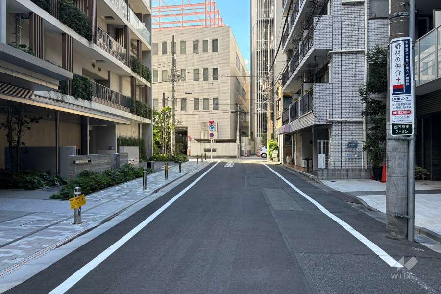 敷地北東側の前面道路（南東側から）