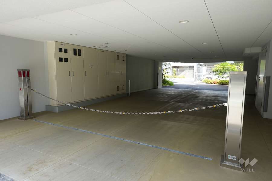 駐車場の出入口にロボットゲートが設置されています。