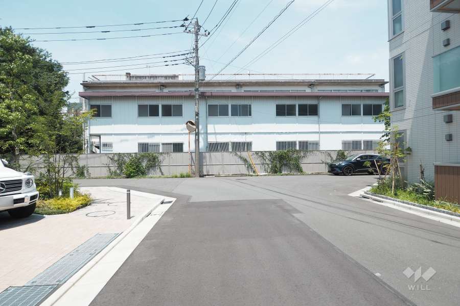 敷地東側の前面道路（南側から）