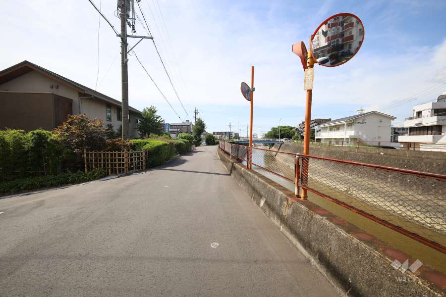 敷地北東側の前面道路（南東側から）