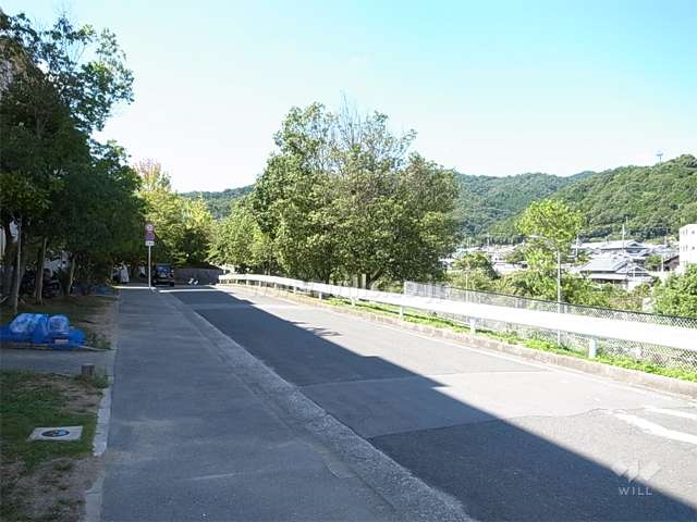 30棟の北側には勝尾寺川が流れています。