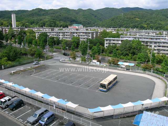 箕面粟生第２住宅全景と「粟生団地」バス停