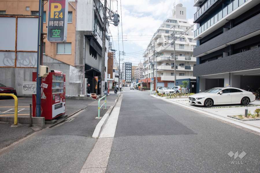 敷地南側の前面道路（東側から）