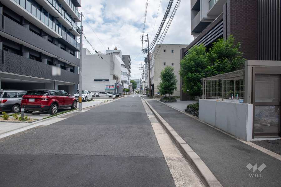 敷地南側の前面道路（西側から）
