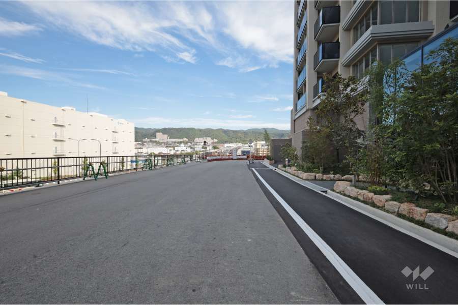 敷地西側の前面道路