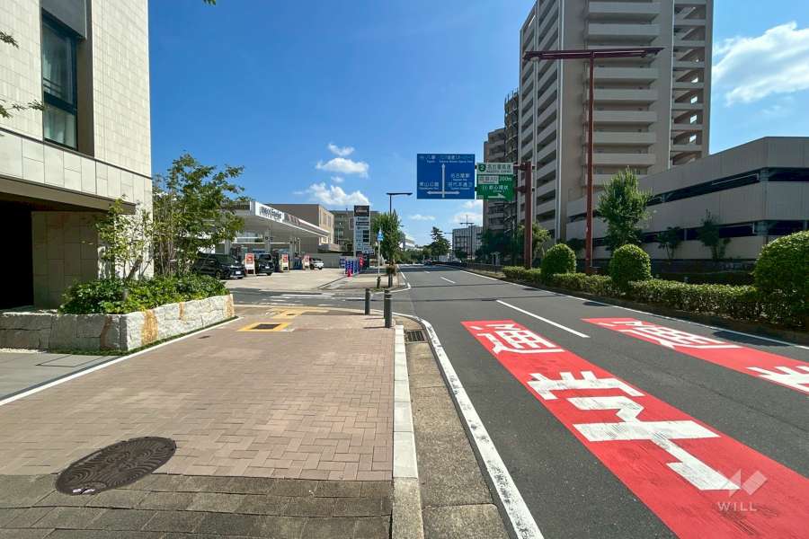 敷地南東側の前面道路（北西側から）