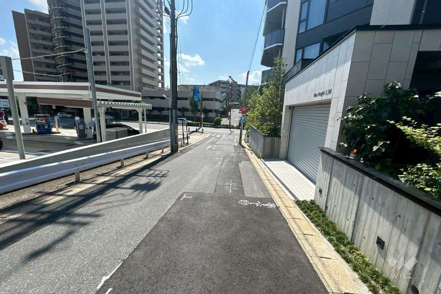 敷地南東側の前面道路（北東側から）