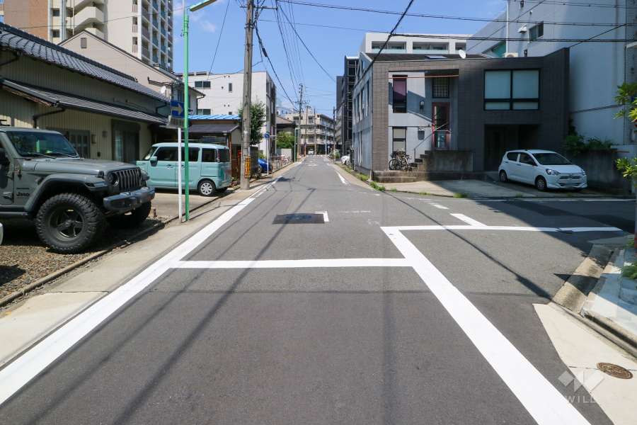 敷地西側の前面道路（南側から）