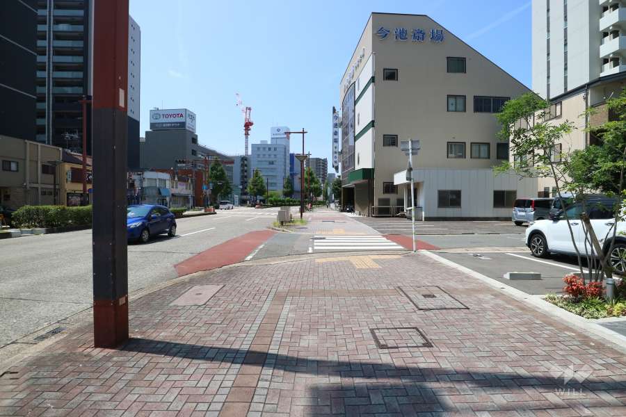 敷地南側の前面道路（東側から）