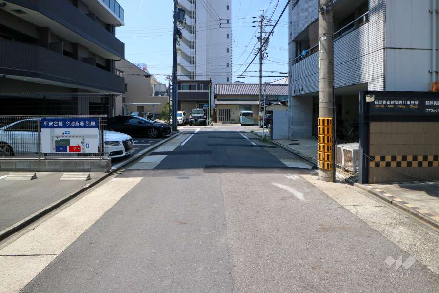 敷地北側の前面道路（東側から）