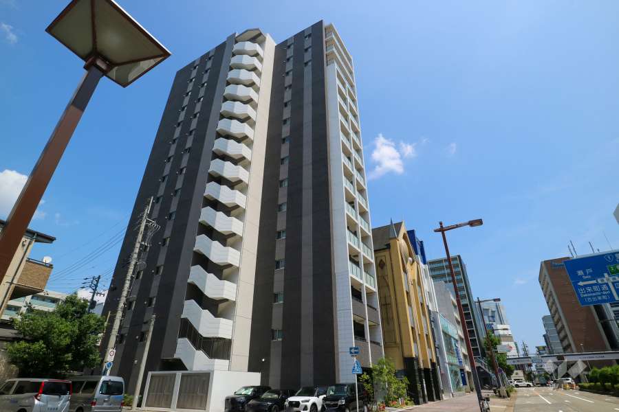 プレサンス　ロジェ 千種内山の外観（南西側から）