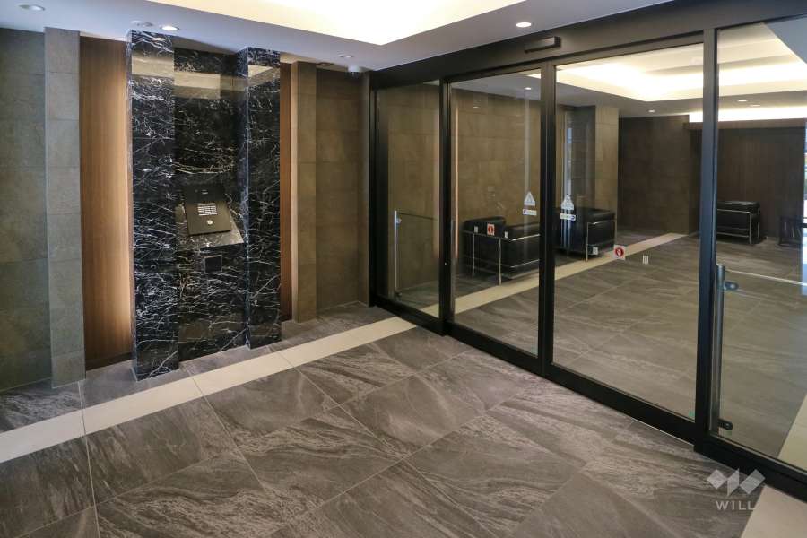 エントランスはオートロック付きです。