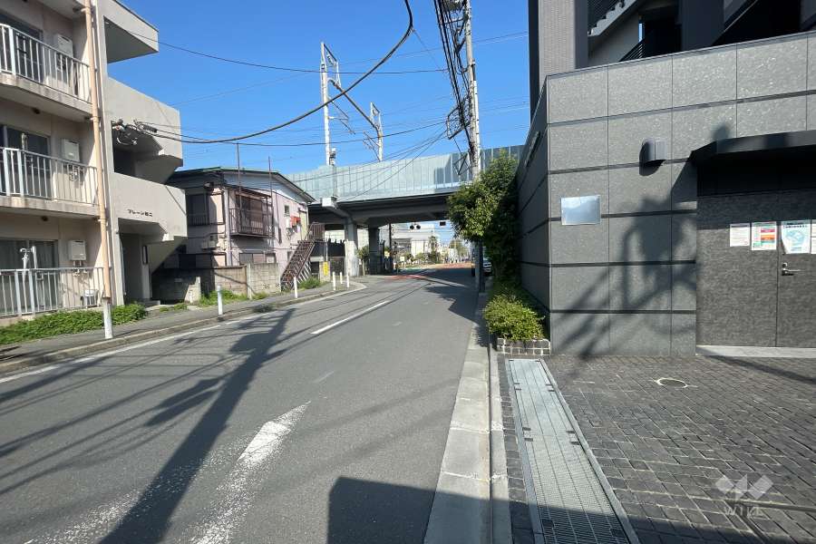 敷地北側の前面道路（西側から）