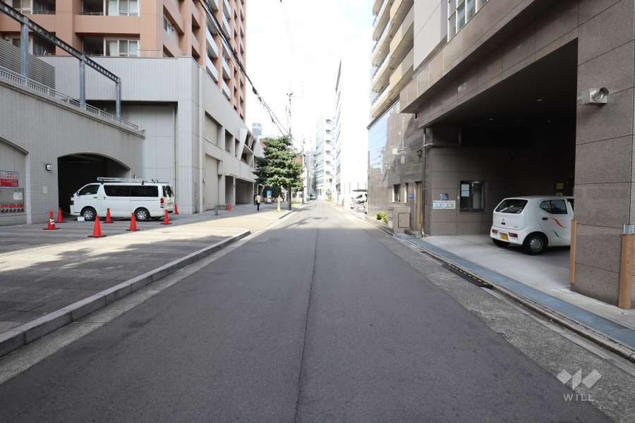 敷地東側の前面道路(南側から)