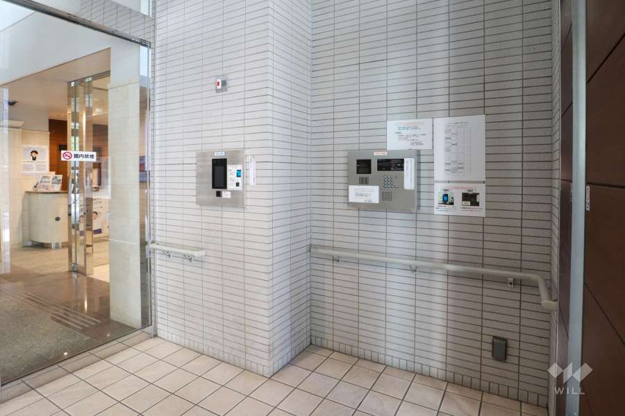 エントランスはオートロック付きです。