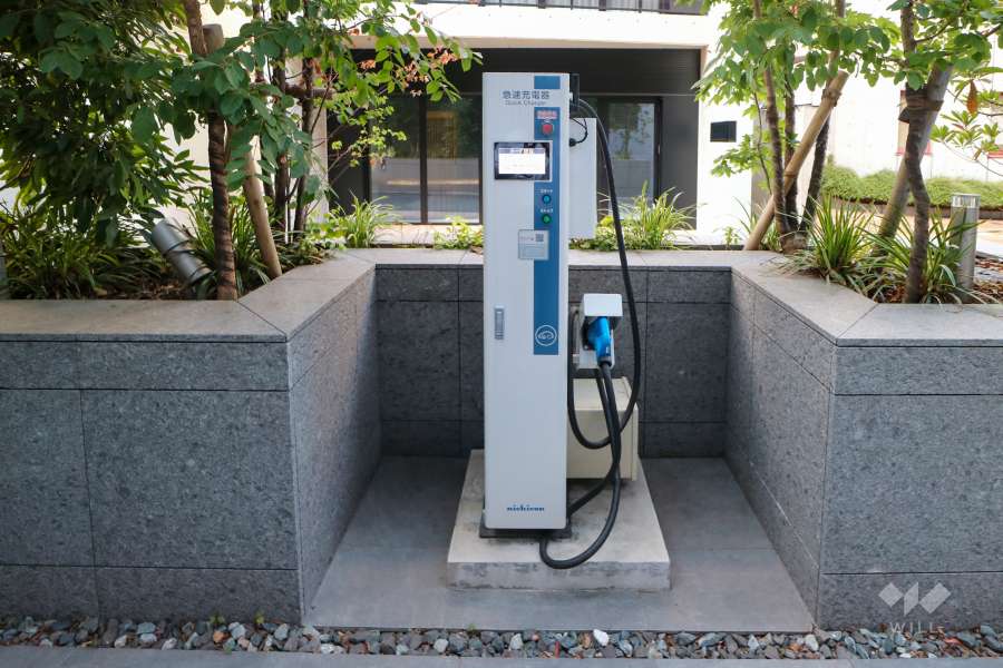 電気自動車充電器